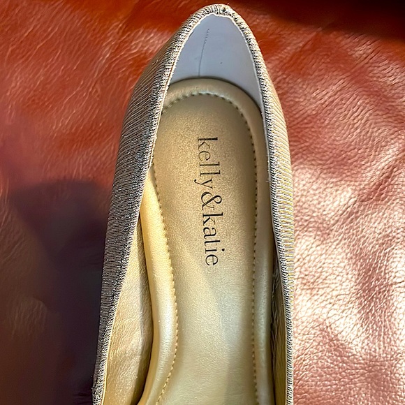 Great Wedding or Special Occasion shoes.  Kelly & Katie brand size 7.5 W. - Picture 5 of 11
